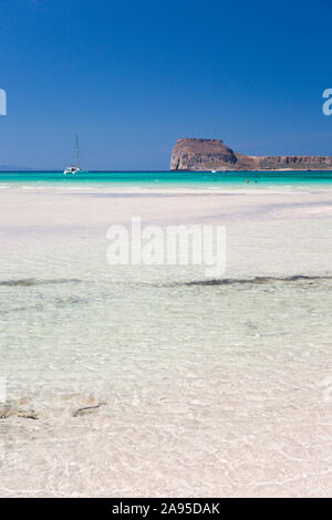 Balos, la Canée, Crète, Grèce. Vue depuis la plage sur les eaux claires et peu profondes de la baie de Gramvousa jusqu'à Imeri Gramvousa. Banque D'Images