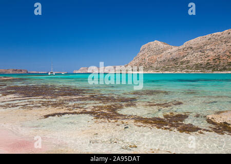 Balos, la Canée, Crète, Grèce. Vue depuis la plage sur les eaux turquoise claires de la baie de Gramvousa jusqu'à la péninsule de Gramvousa. Banque D'Images