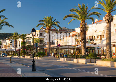 Rethymno, Crète, Grèce. Vue sur la promenade de bord de mer bordée de palmiers, lever du soleil. Banque D'Images