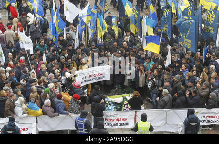 Kiev, Ukraine. 13 Nov, 2019. Les agriculteurs protester contre l'ouverture du marché des terres en Ukraine, devant le Parlement ukrainien à Kiev, Ukraine, le 13 novembre 2019. Le Cabinet des ministres de Lukraine a approuvé et soumis pour avis, le Parlement ukrainien d'une loi sur le marché des terres en Ukraine. Crédit : Serg Glovny/ZUMA/Alamy Fil Live News Banque D'Images