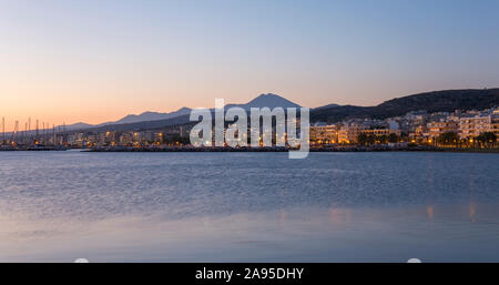 Rethymno, Crète, Grèce. Vue de l'autre côté de la baie sur le front de mer, l'aube, le Mont Psiloritis visible en arrière-plan. Banque D'Images