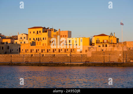 Chania, Crète, Grèce. Vue sur le port vénitien jusqu'à la forteresse de Firkas, lever du soleil. Banque D'Images