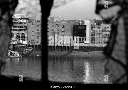 London Docklands Development 1980 UK. Nouveau développement sur le côté nord de la rivière Thame est 84 St Katharine's Way. Vieux et entrepôts à l'abandon en cours d'élaboration. 1987 UK HOMER SYKES Banque D'Images