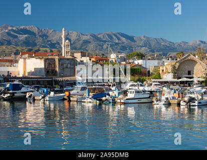 Chania, Crète, Grèce. Vue sur le Vieux Port jusqu'aux sommets imposants du Lefka Ori, tôt le matin. Banque D'Images