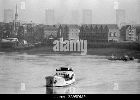 London Docklands Development 1980 UK. Vue sur la Tamise à Rotherhithe, l'église St Mary de nouveaux appartements en cours de construction.1987 l'Angleterre. HOMER SYKES. Banque D'Images