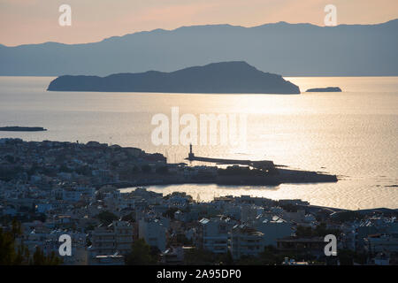 Chania, Crète, Grèce. Vue imprenable sur la ville et le golfe de la Canée, le soir, l'île d'Agii Theodori. Banque D'Images