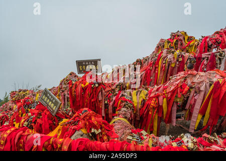 Huashan, Chine - Août 2019 : Mémorial symbolique religieuse et rubans rouges et cadenas verrouillé lié à des obstacles le long du chemin de Huashan Banque D'Images