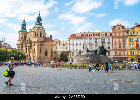 Prague, République tchèque - 21.08.2018 : Mémorial de Jan Hus (conçu par Ladislav Saloun) à la place de la vieille ville de Prague. Les voyages. Banque D'Images