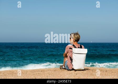 Femme sur une plage, près de Sartène, Corse, France Banque D'Images