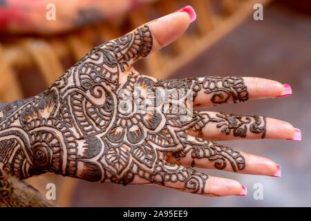 Mehendi mariée indienne de main main tatouée sur son mariage eve, Maurice Banque D'Images