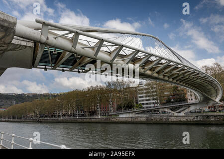 Le Zubizuri Puente, conçue par Santiago Calatrava, une passerelle au-dessus de la rivière Nervión futuriste avec un attaché-arch design & une allée courbe Banque D'Images