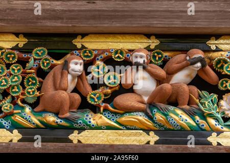 Sculpture des trois singes sur la façade de la sainte, stable ou Toshogu Nikko Tosho-gu, Shinkyusha, Sanctuaire Shinto Nikko, Japon Banque D'Images