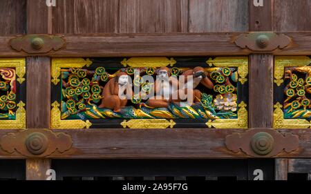 Sculpture des trois singes sur la façade de la sainte, stable ou Toshogu Nikko Tosho-gu, Shinkyusha, Sanctuaire Shinto Nikko, Japon Banque D'Images