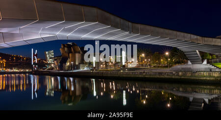 Vue de nuit de l'autre côté de la rivière Nervion vers l'allumé Musée Guggenheim. Prises de sous le pont Pedro Arrupe Pasarela, Bilbao, Espagne Banque D'Images