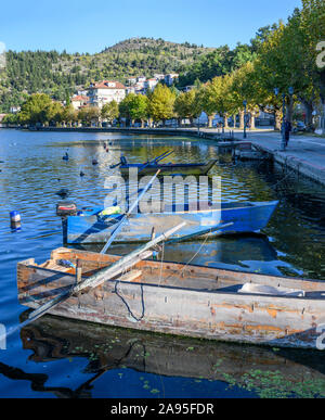 Bateaux de pêche sur le côté nord du lac Orestiada à Kastoria la Macédoine, la Grèce du Nord. Banque D'Images