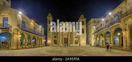 La place de la Catedral de nuit, La Havane, Cubana Banque D'Images