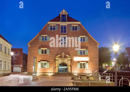 Ancien entrepôt à Hansehafen, port d'approvisionnement de la maison plus tard garnison suédoise, aujourd'hui musée Schwedenspeicher, Stade, Basse-Saxe, Allemagne Banque D'Images