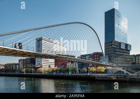 Le Zubizuri Puente, conçue par Santiago Calatrava, une passerelle au-dessus de la rivière Nervión futuriste avec un attaché-arch design & un passage couvert. Banque D'Images