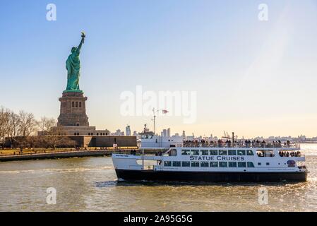 Statue de la liberté avec bateau à passagers, Statue of Liberty National Monument, Liberty Island, New York City, New York State, USA Banque D'Images