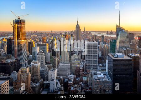 Vue sur Midtown et Downtown Manhattan et Empire State Building du haut de la roche Centre d'observation au coucher du soleil, le Rockefeller Center, Manhattan Banque D'Images