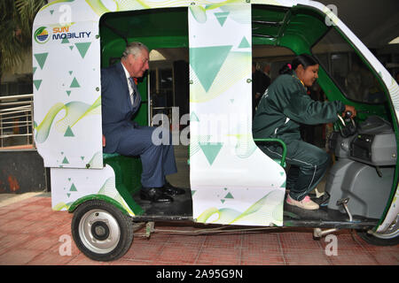 Le Prince de Galles est donné une démonstration d'une pousse-pousse (rickshaw électrique) conduit par Maria alors qu'il visite le MET OFFICE INDIEN, New Delhi, le premier jour de la visite royale à l'Inde. Banque D'Images