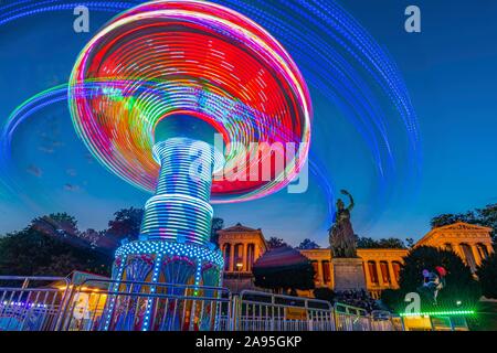 La chaîne en rotation carousel de nuit en face de la Bavière, de l'Oktoberfest, Theresienwiese, Munich, Haute-Bavière, Bavière, Allemagne Banque D'Images