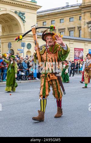 Crossbow archer en uniformes historiques, le tir et le costume traditionnel défilé pendant l'Oktoberfest, Munich, Haute-bavière Bavière, Allemagne Banque D'Images