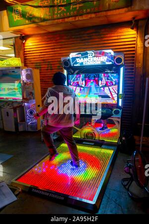 La jeunesse joue dance danse japonaise Stardom, Rush, jeu arcade Anata no Entrepôt, Kawasaki, Japon Banque D'Images