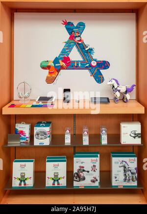 Apple Store, les jouets électroniques en vente sur des tablettes, Ginza, Chuo City, Tokyo, Japon Banque D'Images