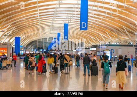 Passagers dans un hall de l'Aéroport International de Pudong, Shanghai, Chine Banque D'Images