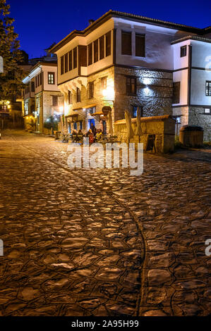 Soirée dans le vieux quartier Doltso de Kastoria, avec ses vieilles rues pavées et maisons Ottomanes la Macédoine, la Grèce du Nord. Banque D'Images