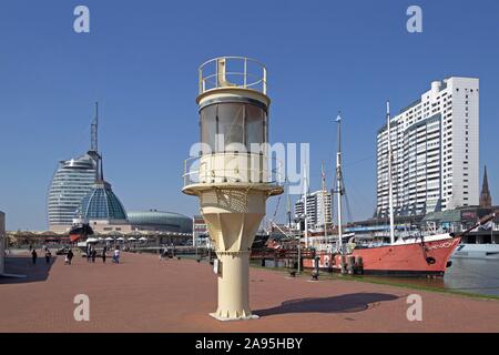 Museum Port avec bateau musée et centre Columbus, Bremerhaven, Brême, Allemagne Banque D'Images