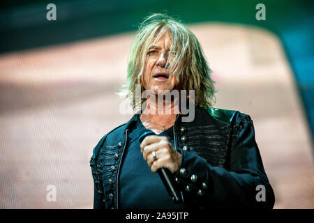 Solvesborg, Suède. 06th, 2019 juin. Le groupe de rock anglais Def Leppard effectue un concert live au festival de musique suédois Sweden Rock Festival 2019. Le chanteur Joe Elliot est ici vu sur scène. (Photo crédit : Gonzales Photo - Terje Dokken). Banque D'Images