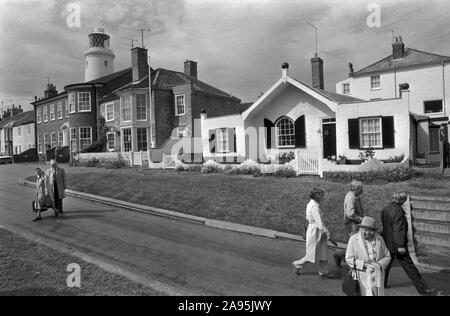 Architecture balnéaire Suffolk Southwold 1980 East Angelia UK. Groupe de personnes âgées sur un week-end Vacances d'été 1985 Angleterre HOMER SYKES Banque D'Images