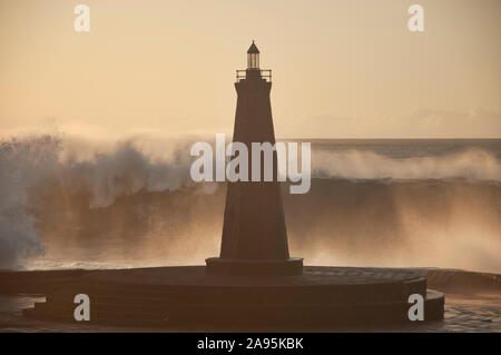 Vagues contre le phare Banque D'Images