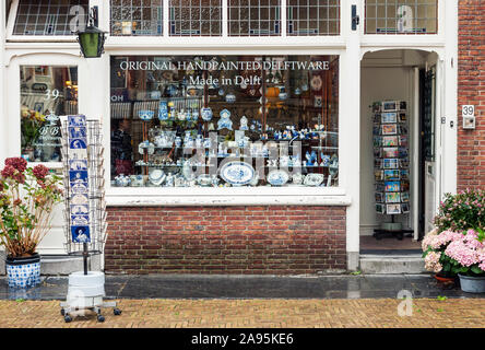 Afficher la fenêtre de plats Néerlandais Hand painted pottery shop à Delft, Pays-Bas Banque D'Images