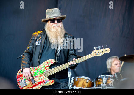 Solvesborg, Suède. 07th, 2019 juin. Le groupe de rock sudiste ZZ Top effectue un concert live au cours de la fête de la musique suédoise Sweden Rock Festival 2019. Ici le bassiste Dusty Hill est vu sur scène. (Photo crédit : Gonzales Photo - Terje Dokken). Banque D'Images