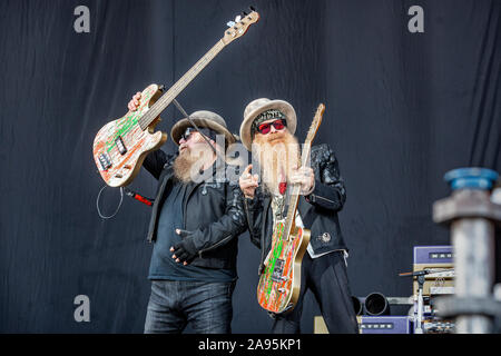 Solvesborg, Suède. 07th, 2019 juin. Le groupe de rock sudiste ZZ Top effectue un concert live au cours de la fête de la musique suédoise Sweden Rock Festival 2019. Ici le bassiste Dusty Hill (L) est vu en direct sur scène avec le guitariste et chanteur Billy Gibbons (R). (Photo crédit : Gonzales Photo - Terje Dokken). Banque D'Images