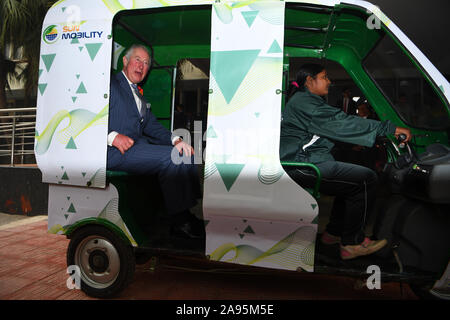 Le Prince de Galles est donné une démonstration d'une pousse-pousse (rickshaw électrique) conduit par Maria alors qu'il visite le MET OFFICE INDIEN, New Delhi, le premier jour de la visite royale à l'Inde. Banque D'Images