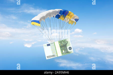 Cent projets Euro Papier pile est suspendu à un parachute et voler au-dessus de ciel bleu. Affaires et finance concept conçu avec l'idée de l'art du papier. Copie Banque D'Images