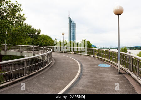 Piétons et cyclistes en spirale posée à côté du chemin de la rivière du Danube, Vienne, Autriche Banque D'Images