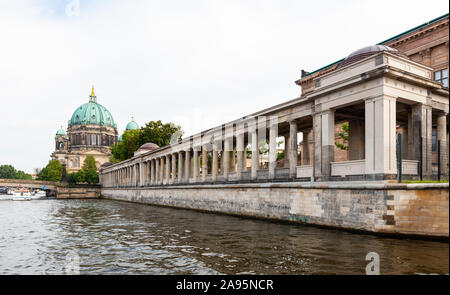 Architecture colonnade classique le long de la rivière Spree vers Berliner Dom, Berlin, Allemagne Banque D'Images