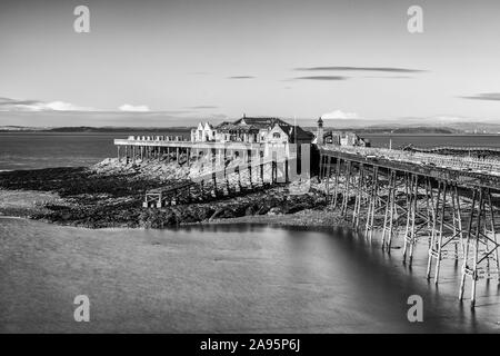 Image en noir et blanc de l'épave Birnbeck Pier à Weston-super-Mare, sur une journée claire dans le canal de Bristol. Banque D'Images