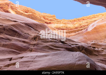 Les surfaces des spectaculaires montagnes pierre dans la fente rouge Canyon. Billet d'Israël Banque D'Images