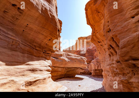 L'allée en pierre spectaculaires Slot Canyon rouge. Billet d'Israël Banque D'Images