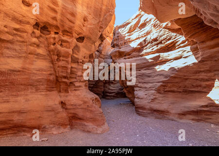 L'allée en pierre spectaculaires Slot Canyon rouge. Billet d'Israël Banque D'Images