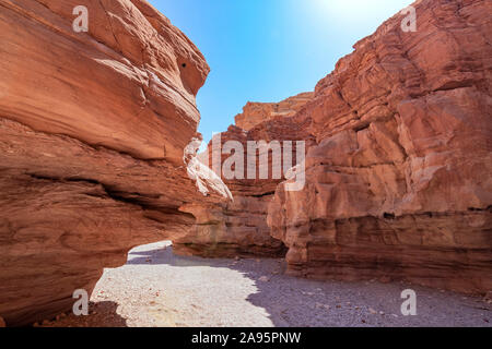 L'allée en pierre spectaculaires Slot Canyon rouge. Billet d'Israël Banque D'Images