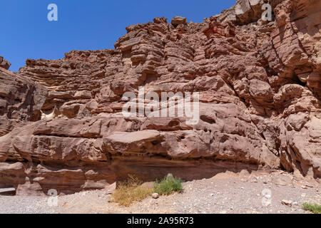 Les surfaces des spectaculaires montagnes pierre dans la fente rouge Canyon. Billet d'Israël Banque D'Images