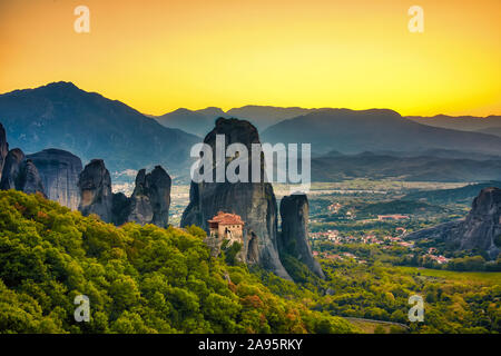 Paysage avec les monastères et les formations rocheuses des météores en Grèce., pendant le coucher du soleil. Banque D'Images