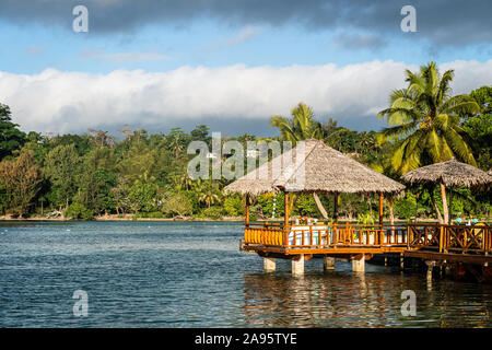 Cabane dans la Tropical lagoon Port Vila au Vanuatu dans le Pacifique sud Banque D'Images